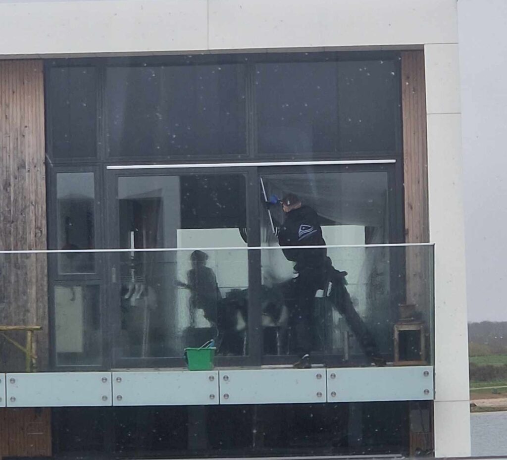 Udvendig vinduespudsning 2. sal